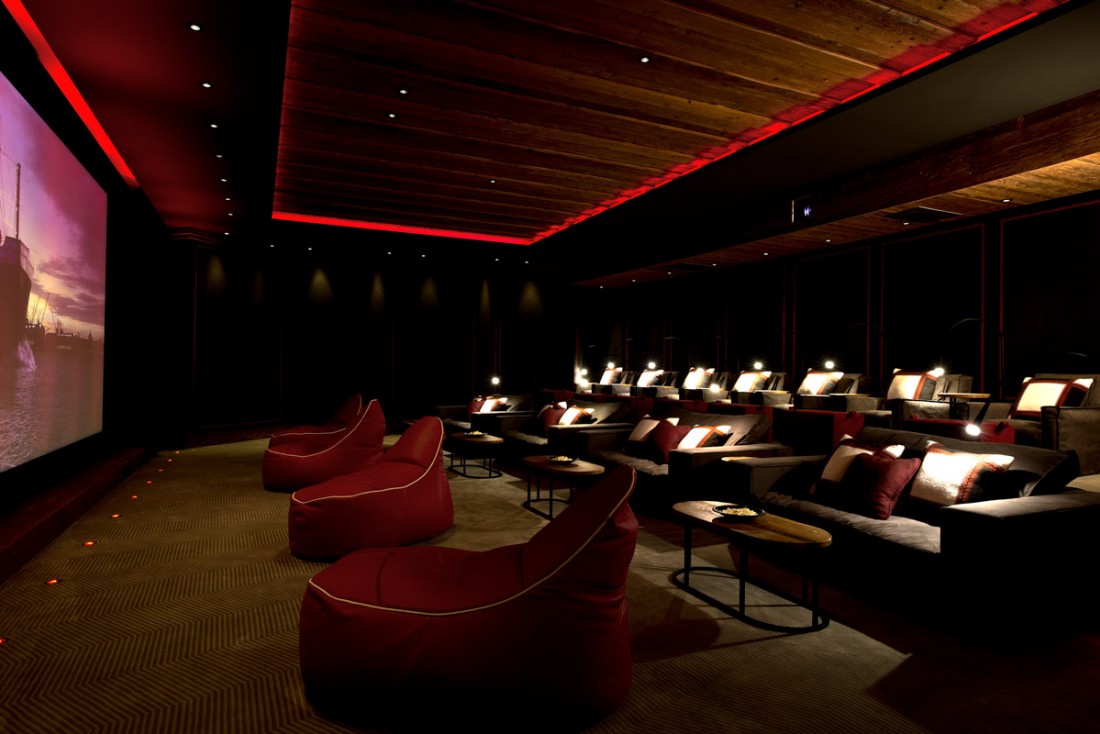 Une salle de cinéma de 18 places ultra confortable (sofas, poufs…) peut-être privatisée sur demande | © The Alpina Gstaad