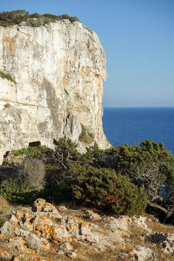 Le domaine de Torre Vella (Fontenille Menorca) se poursuit jusque sur les falaises de la côte sud de Minorque © YONDER.fr