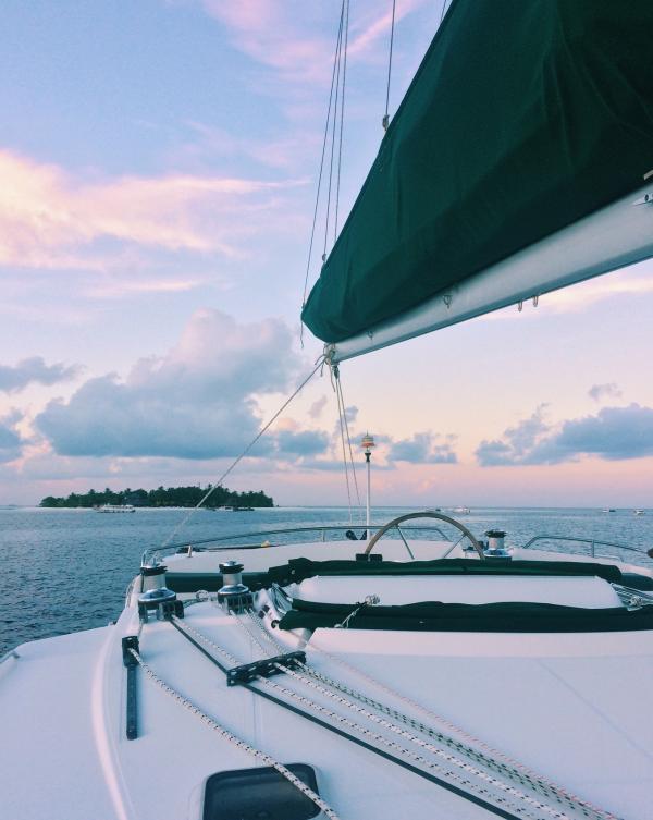 Les couchers de soleil resplendissants à bord du catamaran sont des moments inoubliables © Pierre Gunther