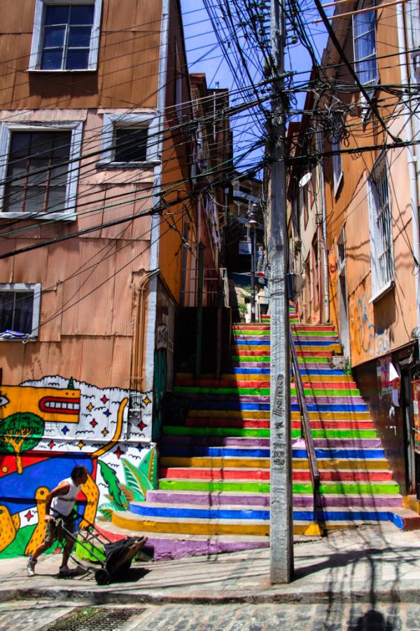 Un travailleur dans les rues escarpées de Valparaiso | © Cédric Aubert