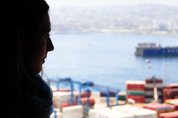 Petite pause détente sur les hauteurs, au loin, les docks 