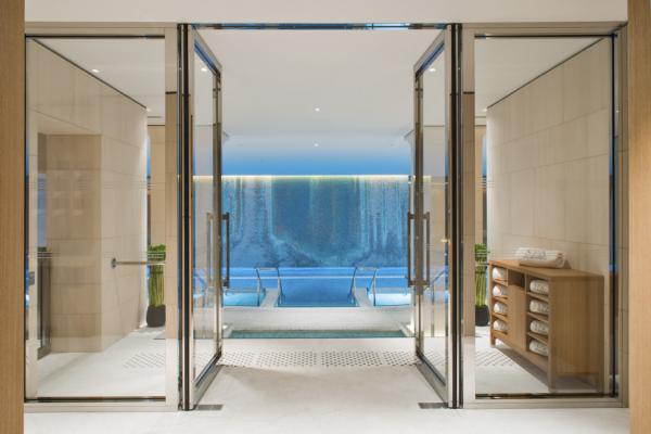 Piscine de 20 mètres dans le spa de l'hôtel, réservée aux guests | © The Peninsula Hotels