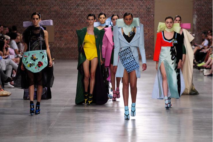 Sur le catwalk du défilé de mode des étudiants de l'Académie © Antwerp Fashion Department, Photo: Catwalkpictures.com