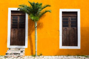 Certains bâtiments de l'hacienda sont jaunes, contrastant avec le rouge omniprésent des lieux © Yonder.fr