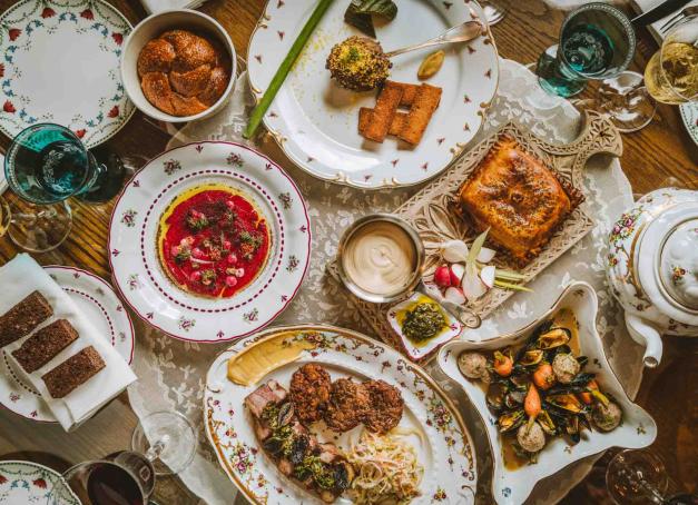 Le Marais, quartier historique au cœur de Paris, séduit à la fois les touristes et les Parisiens avec son charme intemporel. Au-delà ses boutiques branchées et ses galeries d'art, on y trouve une incroyable variété culinaire. Voici notre top 5 des restaurants du Marais à découvrir.