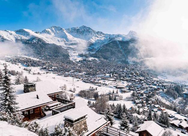 Le retour des flocons en altitude donne envie de farter ses skis. Pourquoi ne pas profiter d’un week-end pour effectuer les premières glisses de la saison ? A ceux qui ont envie de dévaler les pentes enneigées en décembre, YONDER propose sept idées d’hôtels avant-saison hyper confortables pour se relaxer, après l’effort, devant un feu de cheminée.