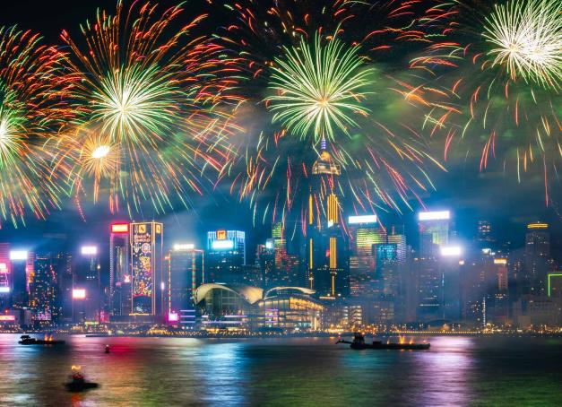 Dès l’aube, pendant le Nouvel An chinois, l'air de Hong Kong est saturé d'anticipation. Les rues, d’ordinaire frénétiques, semblent retenir leur souffle avant l'explosion des festivités. Cet événement majeur du calendrier lunaire, s'apprête à transformer la région en un théâtre vivant de coutumes ancestrales et de célébrations modernes.