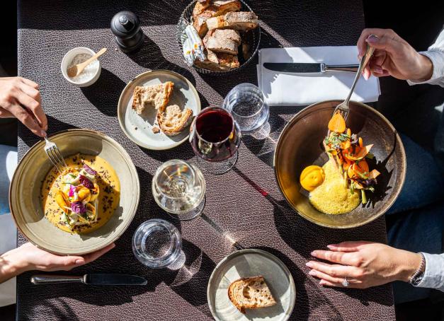 Culture, shopping, gastronomie : quel quartier incarne mieux cette sainte trinité parisienne que celui de l’Opéra, avec des adresses que le monde entier nous envie ? De la table littéraire emblématique au bistrot de chef au charme discret en passant par le brunch chic dans un décor Second Empire, cette sélection révèle les tables incontournables du secteur.