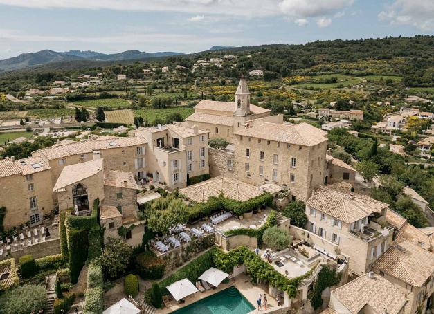 La Provence est une région où chaque paysage semble avoir été créé pour des célébrations d'exception. Des vignobles baignés de lumière aux oliveraies centenaires, elle offre un cadre idyllique pour organiser un mariage inoubliable. Si vous cherchez le lieu parfait pour vous dire 