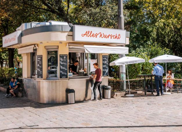 Entre héritage intellectuel et nouvelle vague arty, nombreux espaces verts et belle scène culinaire, la capitale autrichienne regorge de trésors variés qui ne demandent qu'à s'offrir au voyageur inspiré. Nos bonnes adresses pour 3 jours à Vienne enrichissants... et très gourmands !  