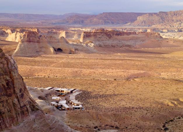 Nous vous emmenons dans l'hôtel le plus isolé des États-Unis. L’Amangiri est une retraite intemporelle, une abstraction minimaliste dans un paysage lunaire, improbable pour un resort, fusse-t-il du calibre de la collection Aman. La promesse d’un séjour grandiose, serein et salutaire. Son éloignement ne fait qu'ajouter à l'expérience.