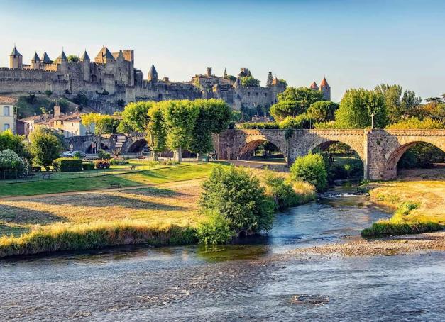 Au détour des remparts millénaires, entre ombre et lumière, Carcassonne déploie ses trésors comme une tapisserie vivante. Laissez-vous emporter par une cité qui a su s’imposer comme l’une des merveilles incontournables du patrimoine mondial. Florilège des bonnes adresses de Carcassonne.
