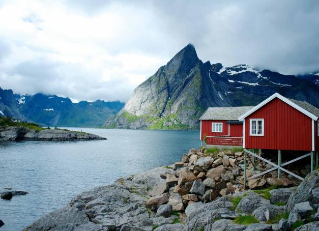 De la capitale animée d’Oslo aux fjords majestueux de Bergen, en passant par les paysages sauvages de Stavanger, cet itinéraire d’une semaine en Norvège emmène à la découverte de ses trésors culturels, culinaires et naturels. 