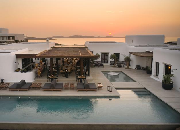 Réputée pour la fête et ses beach-clubs, on peut aussi passer un séjour zen à Mykonos, tout en appréciant l’énergie si particulière de cette île-star des Cyclades. Notre sélection d’hôtels à Mykonos vous offrira un séjour à la fois enchanteur et ressourçant.