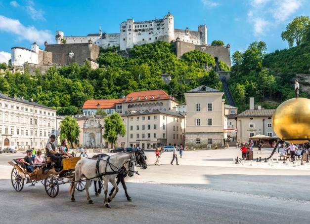 Impossible de le rater, il est partout. En arrivant à l’aéroport, sur la façade des magasins, les menus des restaurants, les casquettes, les tee-shirts… Nous sommes à Salzbourg, la ville où est né Wolfgang Amadeus Mozart. Hôtels de rêves, restaurants du moment, tips avisés, YONDER a testé les bonnes adresses de Salzbourg et vous conseille pour ne pas en perdre une miette.