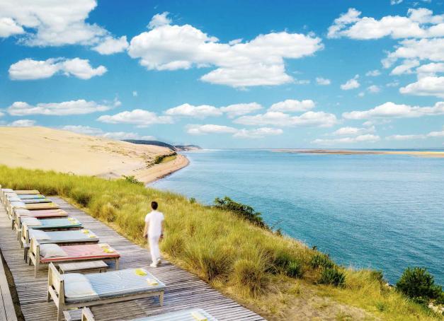 L’appel du large se fait sentir, mais les vacances semblent encore loin ? Offrez-vous une pause bien méritée le temps d’un week-end au bord de la mer. Que ce soit sur les rivages ensoleillés de la Méditerranée, les vagues sauvages de l’Atlantique ou les côtes pittoresques de la Manche, découvrez nos 14 idées de destinations pour vous ressourcer et vous évader en toute simplicité.