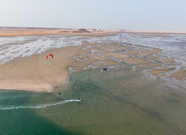 Prenez la vague, sans jamais vous mouiller ! C’est toute l’idée du kitesurf, un sport de glisse inventé par un 