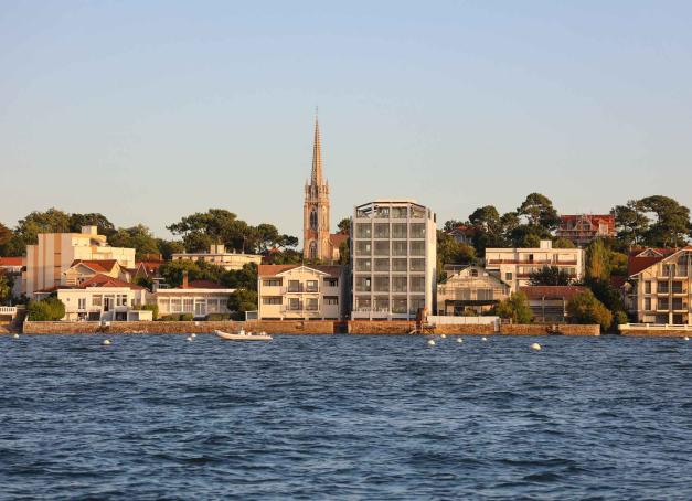 L’inauguration le 26 juillet dernier de l’hôtel les Vagues & Spa à Arcachon a fait pas mal de bruit… Ce 5 étoiles, le seul de la ville, a su rallier tous les suffrages grâce à sa situation hors norme et à son rooftop offrant une vue bluffante sur le Bassin…