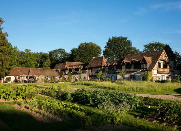 Pourquoi aller loin quand l’excellence culinaire frémit à nos portes ? De la vallée de la Loire aux lisières de la Champagne, découvrez cinq hôtels pour un séjour gastronomique proche de Paris, promesse de réjouissances pour les palais les plus exigeants.