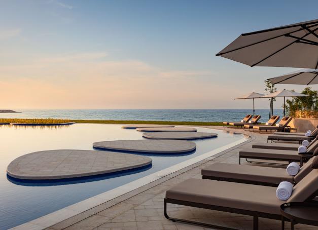 Le groupe Marriott s’installe pour la première fois à Oman : le St. Regis Al Mouj Muscat Resort fait ses débuts à Mascate sur le front de mer d'Al Mouj et dispose d'un accès direct à la mer, avec une plage privée de sable blanc.