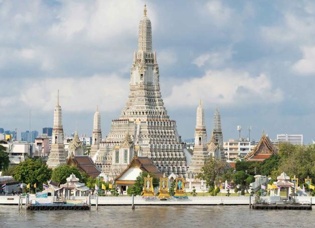 La Thaïlande est une terre de contrastes où se côtoient des villes hautes en couleur animées de marchés flottants et des paysages tropicaux de rizières et de mangroves. Voici notre road trip en Thaïlande de 7 à 10 jours à la découverte des traditions locales et nombreux temples emblématiques, de Bangkok à Chiang Mai en passant par les îles paradisiaques.
