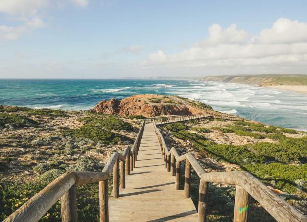 Découvrez notre itinéraire de 3 ou 4 jours en Algarve. Entre plages sauvages, villages pittoresques et spécialités culinaires, on part à la découverte des merveilles du sud du Portugal, de Carvoeiro à la Ria Formosa, en passant par Faro et Olhao. 