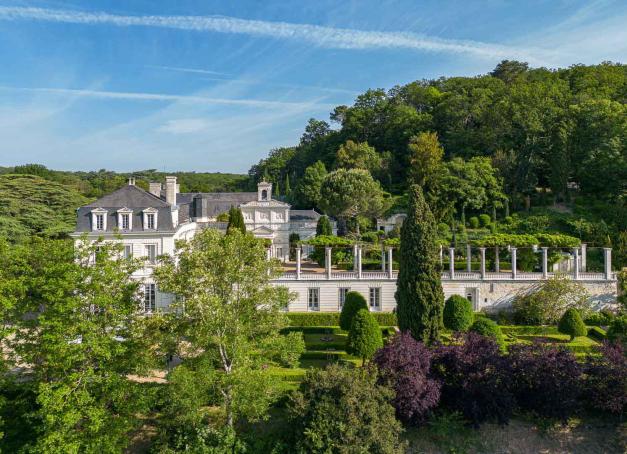 Bienvenue en Touraine, perle de la Vallée de la Loire où l'histoire se dévoile à travers les pierres majestueuses et des paysages qui inspirent. Parmi les trésors architecturaux qui parsèment ce territoire, les châteaux-hôtels se dressent en véritables sentinelles du temps passé et du raffinement à la française. 