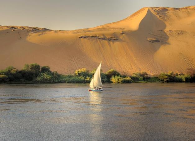 Plus qu’une simple croisière sur le Nil, la remontée du fleuve roi à bord de la dahabiya Reines constitue une luxueuse immersion dans l’histoire de l’Égypte millénaire. De Louxor à Assouan, outre les sites incontournables, nous avons débarqué sur des rivages inaccessibles aux bateaux de croisière classiques. Une découverte pour une poignée de privilégiés. 
