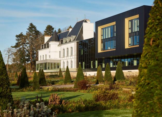 Dans cet ancien manoir breton près de Vannes, entouré d'une nature empreinte de légendes, les traditions prennent vie et distillent une atmosphère singulière. Sûrement l'art de vivre à la bretonne, de la gastronomie au bien-être.