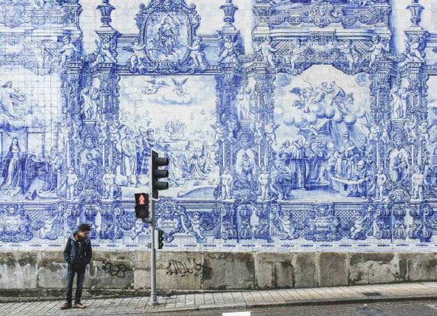 Celle que l’on surnomme la “citée invaincue” étend ses charmes le long du Douro. Dans le vieux Porto classé au patrimoine mondial de l’UNESCO, les bâtisses colorées fleurissent dans les rues étroites et abritent une multitude de petits commerces, dont restaurants, pâtisseries et caves à vin. Que faire à  Porto en 3 jours, on (re)découvre la ville et on succombe à ses charmes. 