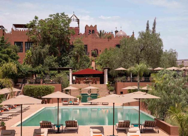 Si vous cherchez un lieu unique au Maroc, ne passez pas à côté de la Kasbah Tamadot. Perchée dans les montagnes du Haut Atlas à seulement une petite heure de Marrakech, cette retraite de luxe combine l’hospitalité berbère authentique et l’élégance intemporelle des établissements de la collection Virgin Limited Edition.