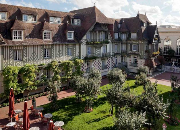 Située sur les rives de la côte Fleurie, Deauville est souvent le refuge idéal des Parisiens en quête d’une escapade le temps d'un week-end. Pendant 3 jours iodés, la station chic du sud de la Normandie montre ses atouts culturels et de belles adresses où se reposer tout en respirant les embruns. 