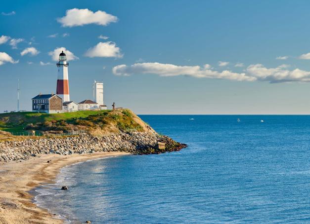 Plages de sable fin, villages de charme, vignobles et littoral pittoresque parsemé de phares… Long Island est une île de 193 km de long aux nombreux atouts, à seulement quelques encablures de Manhattan. Entre hôtels charmants, tables élégantes, salles de concert mythiques et visites incontournables, voici notre sélection de bonnes adresses à Long Island à ne pas manquer.

