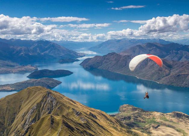 Explorez la Nouvelle-Zélande en une semaine grâce à cet itinéraire clés en main qui vous emmène de l'île du Nord à l'île du Sud, entre exploration urbaine, culture maorie, vins et observation des baleines. Suivez le guide ! 

