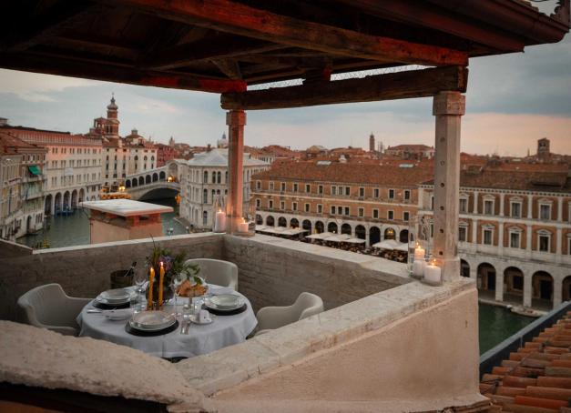 La Sérénissime est connue pour ses palais reconvertis en hôtels célébrant Carnaval, velours rouge et feuilles d'or. Venise est aussi le siège de la Biennale. The Venice Venice Hotel, en mêlant, loin de l'esthétique locale dominante, design, art contemporain, musique et gastronomie, se veut un hymne à la « post-vénitianité ».