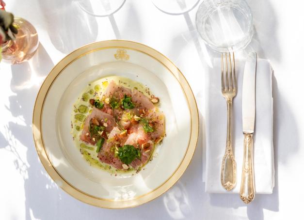 Bienvenue dans ce restaurant du 2ème arrondissement de Paris, où se rendre pour une soirée romantique à la lueur des bougies et des tapassiettes de la cheffe Cécile Lévy.