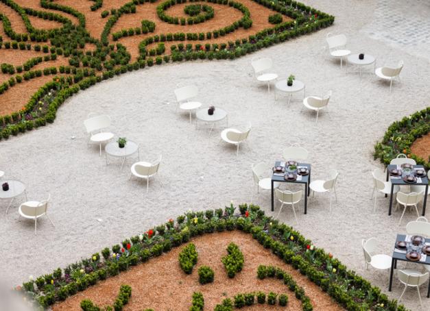 Parce que le beaux jours sont - espérons-le du moins - revenus pour quelques mois, YONDER fait le point sur les plus belles terrasses de Paris et les restaurants avec terrasses, au soleil si possible.