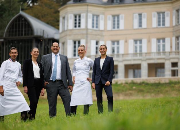 Le chef Yann Maget, Meilleur Ouvrier de France 2023, prend les rênes de L’Inattendu, le restaurant gastronomique du Domaine de Locguénolé. Fort de ses expériences au sein des plus grandes tables, il propose désormais une cuisine sophistiquée et audacieuse, ancrée dans le terroir breton.
