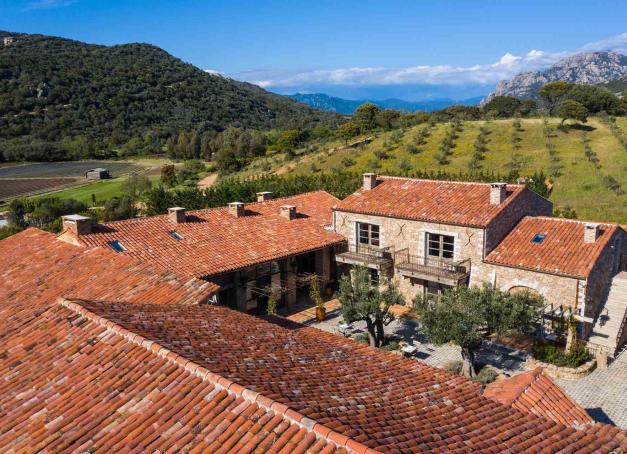 Quand l’hôtel le plus exclusif de l’île de Beauté se réinvente avec son propre vin : une invitation au cœur de son terroir. 