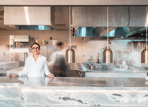 Avec sa cuisine sensible et audacieuse, Anne-Sophie Pic fait rayonner la gastronomie française dans le monde entier. Sa nouvelle table à Dubaï vient d’ailleurs d’être récompensée par une étoile Michelin.