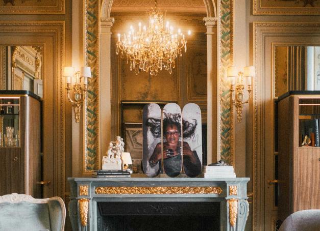 Quand les dorures des salons historiques de l’Hôtel de Crillon répondent aux 5 planches de skate colorées et rayonnantes de Jules de Balincourt... L’un des nombreux artistes contemporains qui investissent le palace cet été.