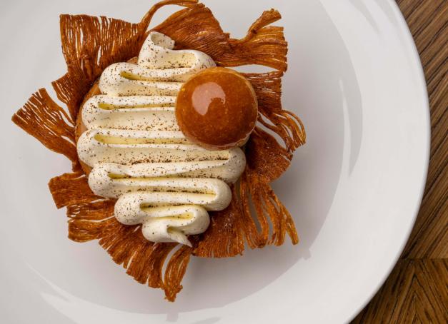 Chaque week-end, l'hôtel du 16e arrondissement Saint James Paris ouvre les portes de son Bar-Bibliothèque, habituellement réservé aux membres, pour un moment de gourmandise. Imaginé par la cheffe pâtissière Coline Doussin, ce premier tea time promet une expérience alliant raffinement et créativité, à déguster dans un cadre feutré.