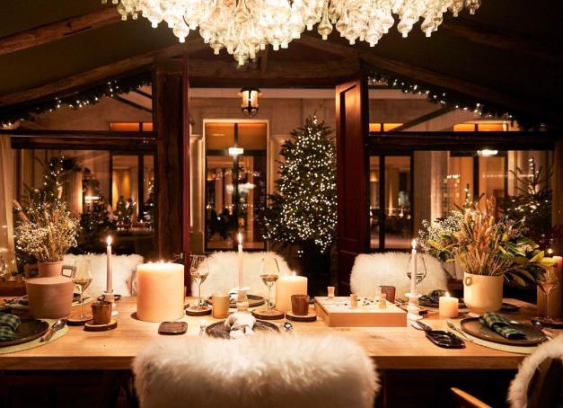 À quelques pas de la place Vendôme, le Chalet du Park Hyatt Paris-Vendôme invite les Parisiens à vivre la magie de l’hiver dans la capitale, dans un cadre luxueux et intimiste. Gastronomie étoilée, ambiance montagnarde et festivités de fin d'année se mêlent pour créer une saison riche en émotions et en saveurs, orchestrée par le chef étoilé Jean-François Rouquette et son équipe.